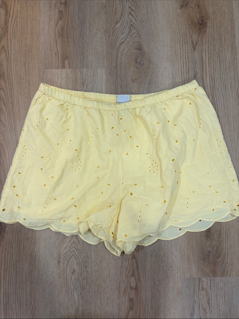 a new day Pale Yellow Eyelet Scallop Shorts size large
